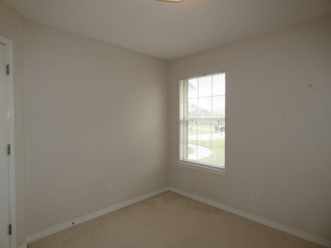 Building Photo - Spacious 3-Bedroom Home