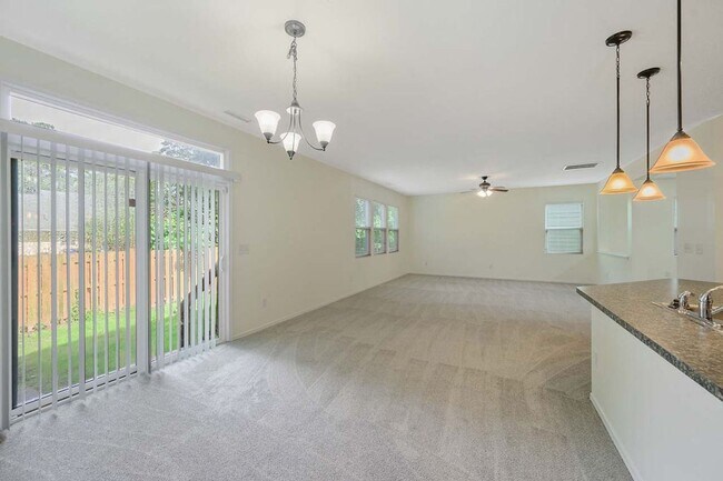 Building Photo - 3 Bedroom Open Concept with Enough Room fo...