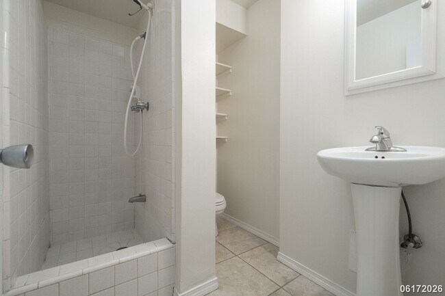Building Photo - $2,100 / 2br - 2BED 1 BATH CONDO ON KAPIOLANI BLVD