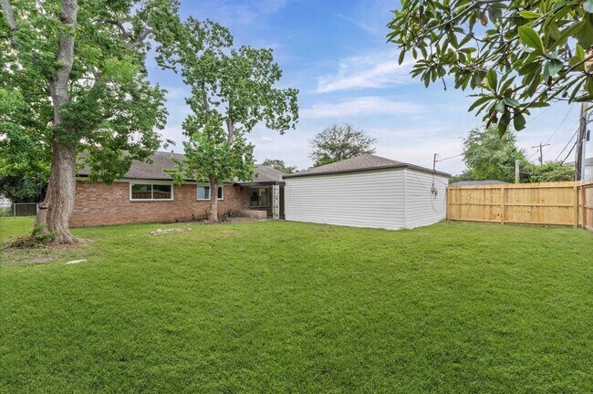 Building Photo - 7303 Augustine Dr