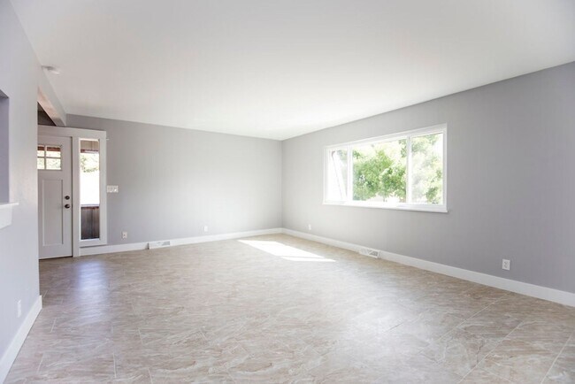 Building Photo - 2809 Stanford Rd