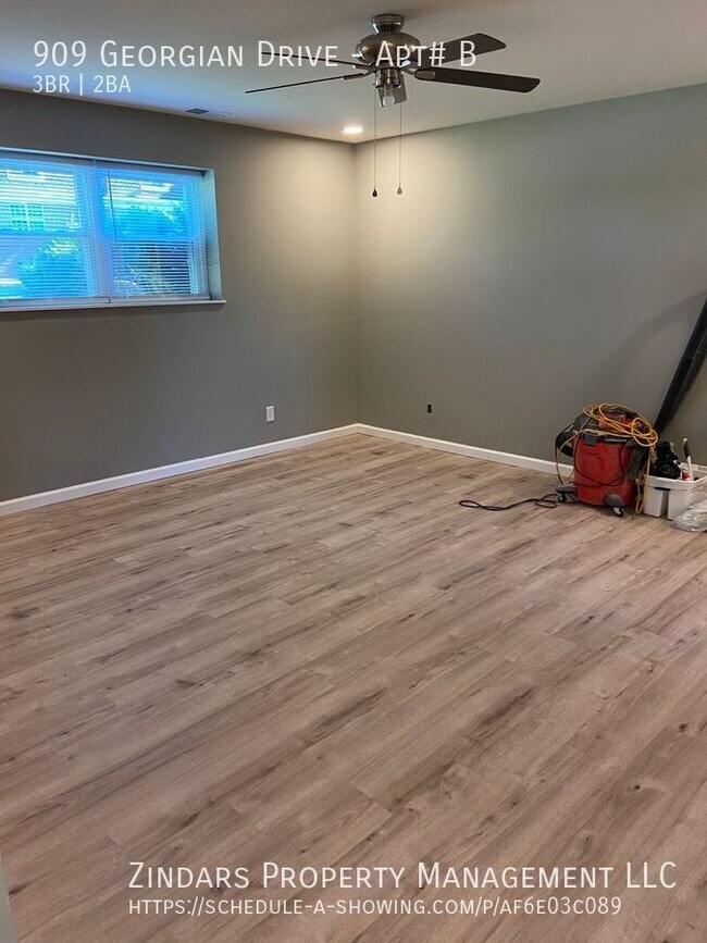 Building Photo - 909 Georgian Dr