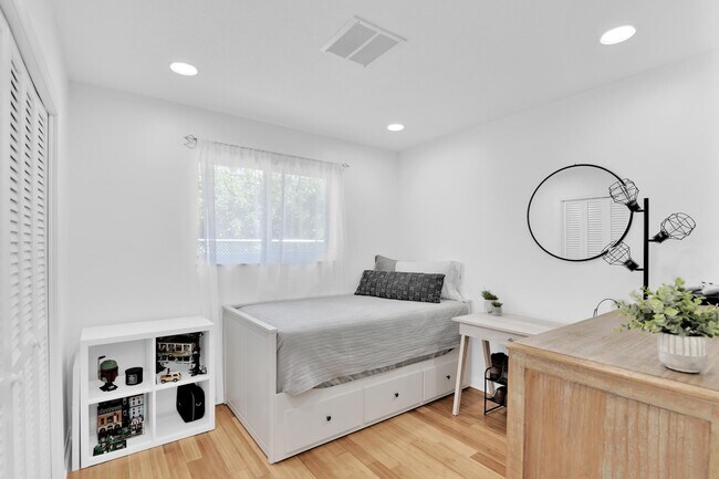 Building Photo - 798 E Boca Raton Rd