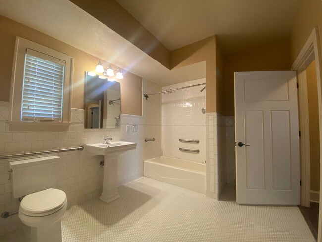 Building Photo - 2 Bedroom 1 Bathroom House - Texarkana, TX