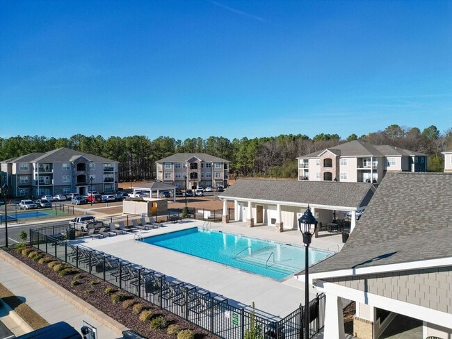 Building Photo - The Groves at 421 *Move In Special*