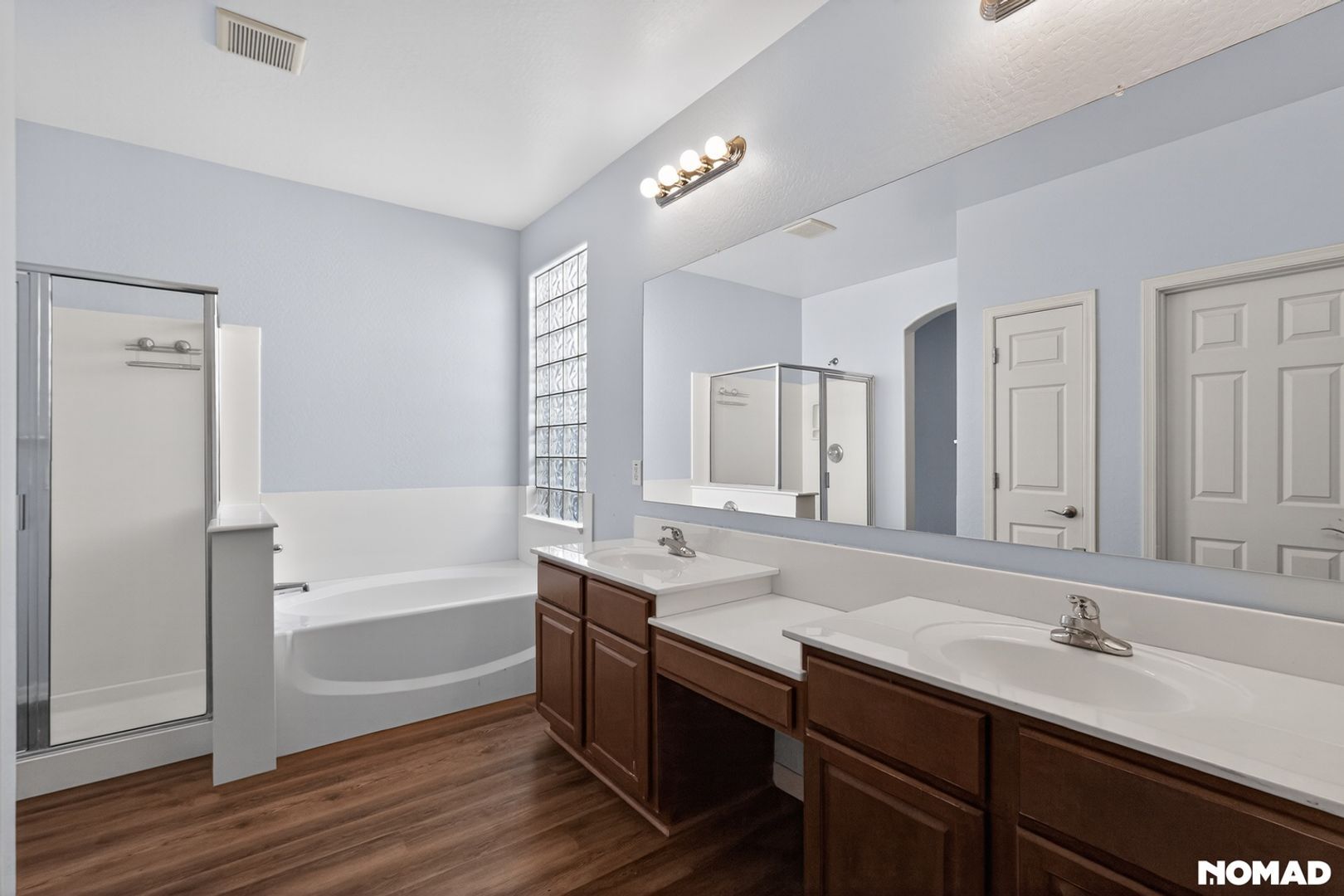 Building Photo - 2140 W Desert Ln