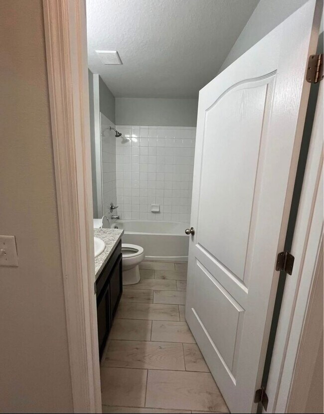 Building Photo - Beautiful 4-Bedroom Home in Sought-After H...