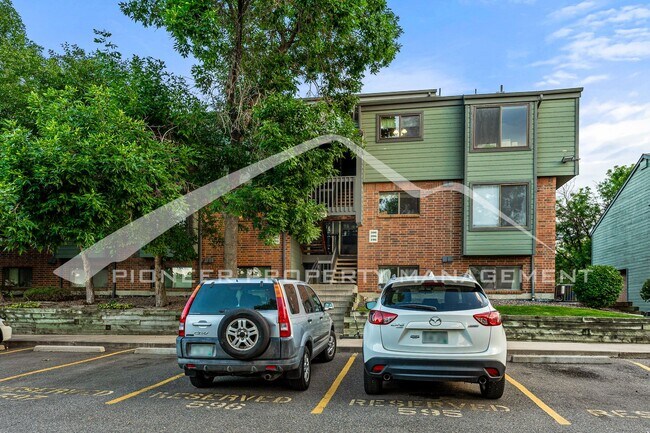 Building Photo - Charming condo with Central AC and Washer ...