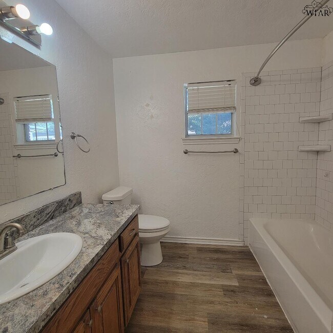 Building Photo - 4444 Phillips Dr