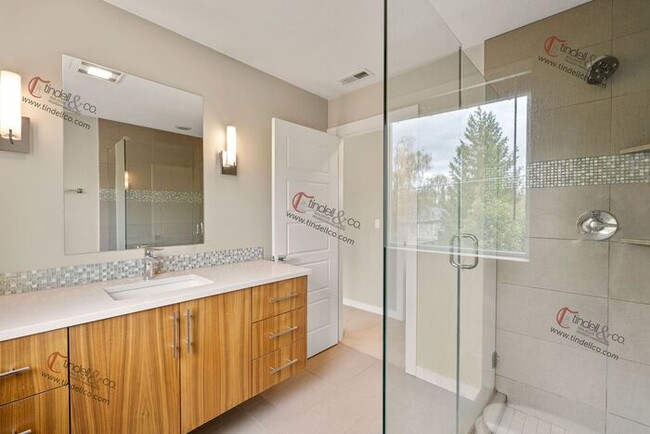 Building Photo - Modern & Spacious 3-Level Townhome with Lu...