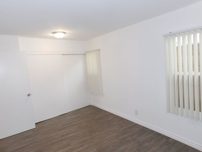 Building Photo - ALB190-192