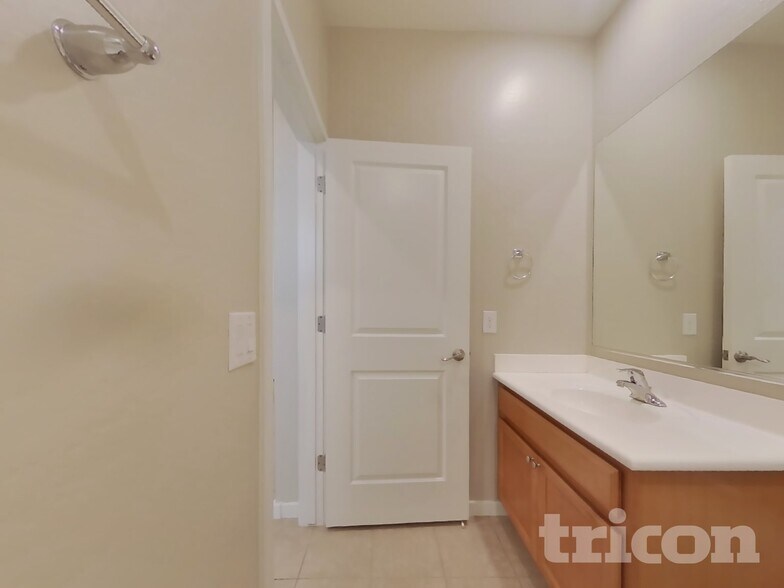 Building Photo - 14366 W Pershing St