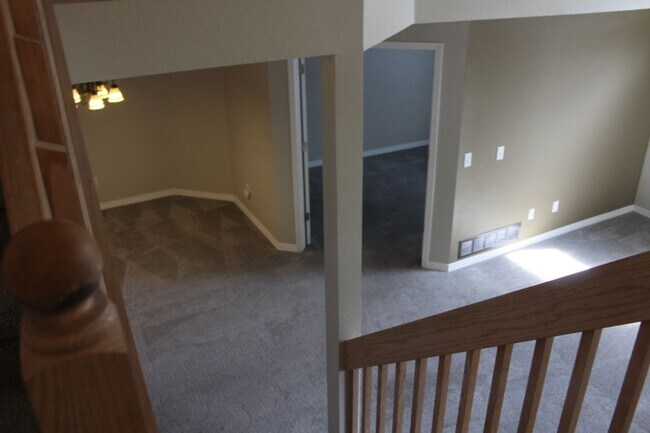 Building Photo - 2 BR/2 1/2 BA Townhouse in Gated Littleton...
