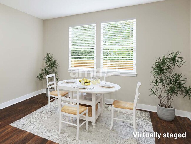 Building Photo - 605 W Lionel Rd