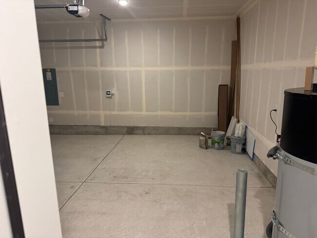 Building Photo - Spacious 3 Bedroom – Move-In Ready Brand n...