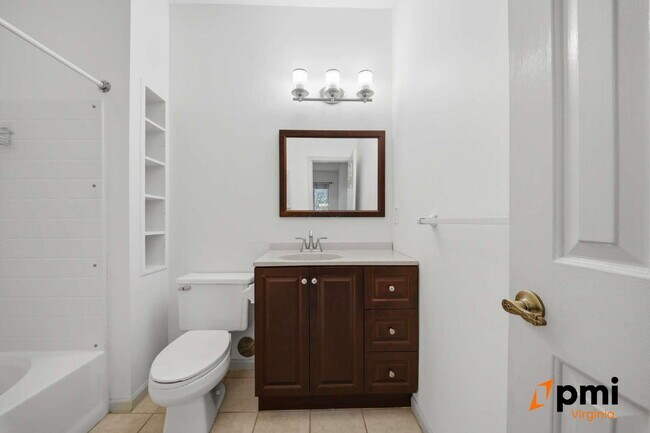 Building Photo - Immaculate 2 Bedroom 2 Bath Condo- Shore Drive