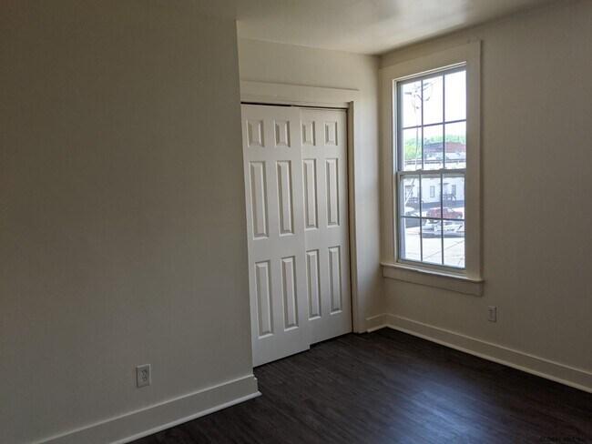 Building Photo - 84 Main St