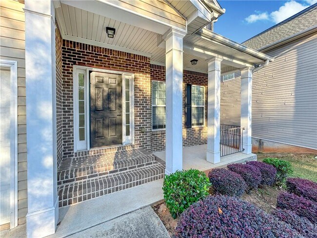 Building Photo - 2027 Oakbluff Way SW