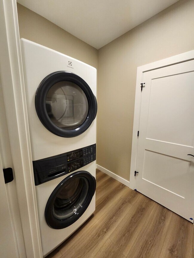 Building Photo - Gorgeous NEW CONSTRUCTION! w/Smart Home Te...