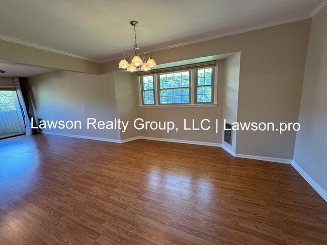 Building Photo - Two Bedroom Condo w/ Updated Kitchen in Hu...