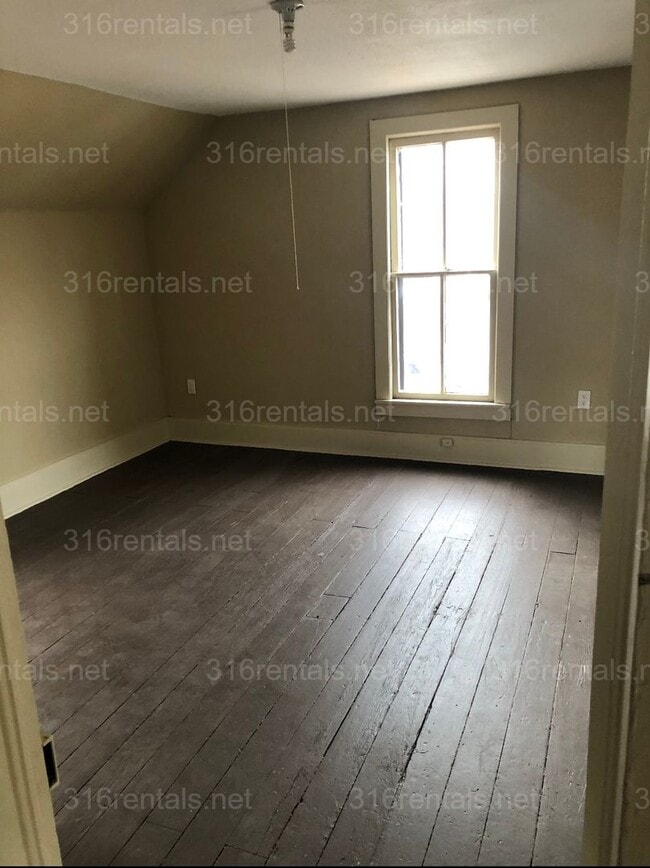 Building Photo - $1100  - 3 bed 1 bath - Single Family Home