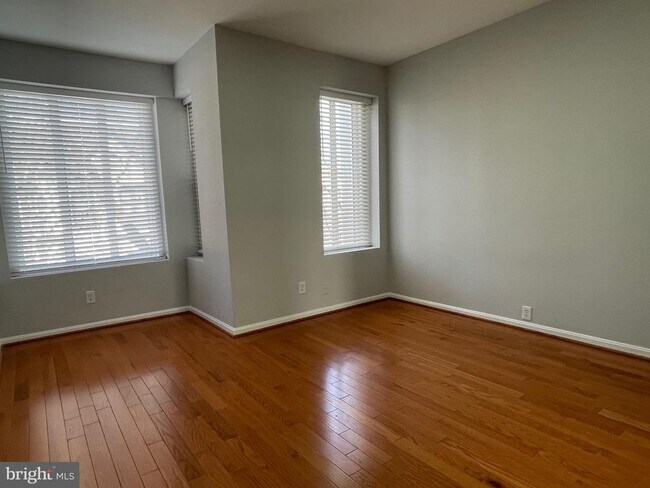 Building Photo - 1231 Linden Pl NE