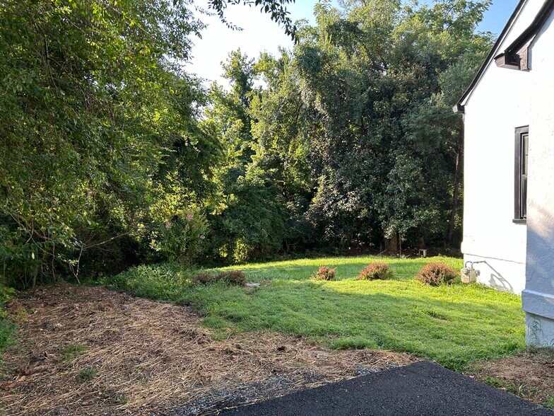 Building Photo - 716 Riverside Dr