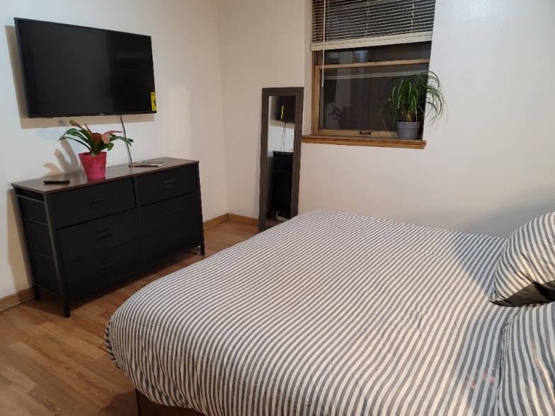 Building Photo - 3401 S Howell Ave