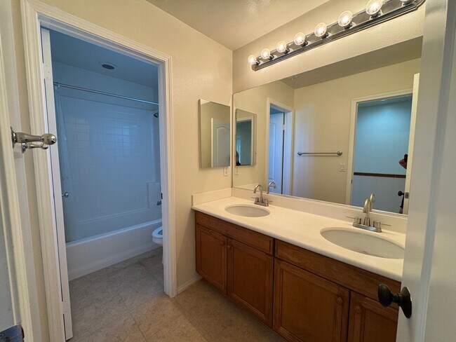 Building Photo - Welcome To Your New Home In Inglewood (Gat...
