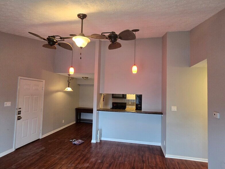 Building Photo - 180 Kenwood Dr