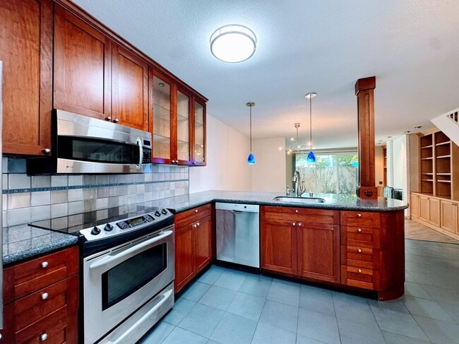 Building Photo - 2224 Woodside Ln