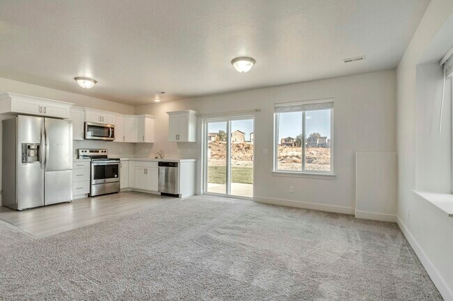 Building Photo - 4763 Silver Ridge Rd