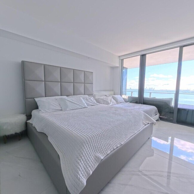 Building Photo - 650 NE 32nd St