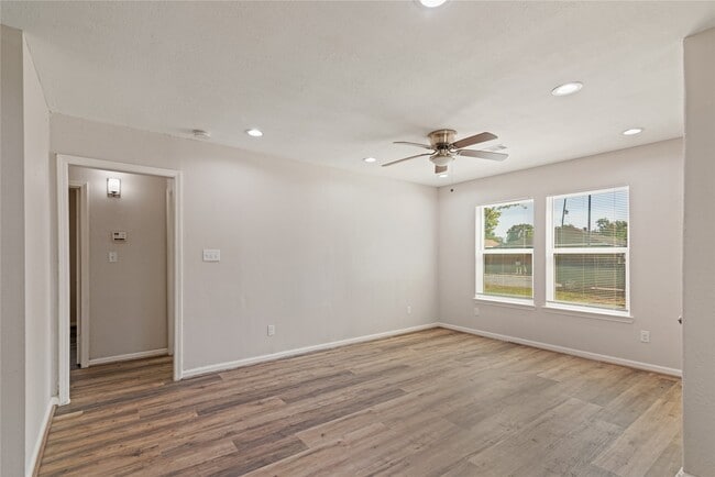 Building Photo - 5405 Chennault Rd