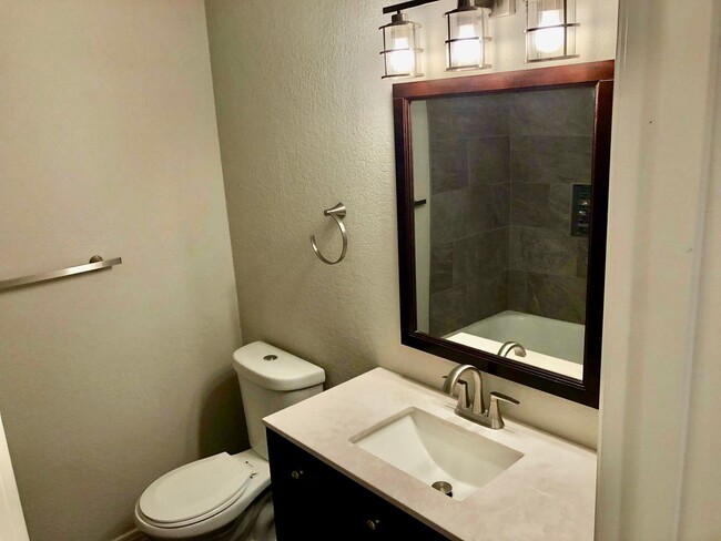 Building Photo - 2-Bedroom 2-Bathroom condo walking distanc...