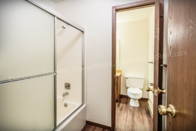 Building Photo - 904-906 Camelot Ct.