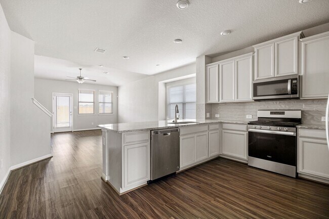 Building Photo - Modern, Like-New Home on a Quiet Cul-de-Sa...