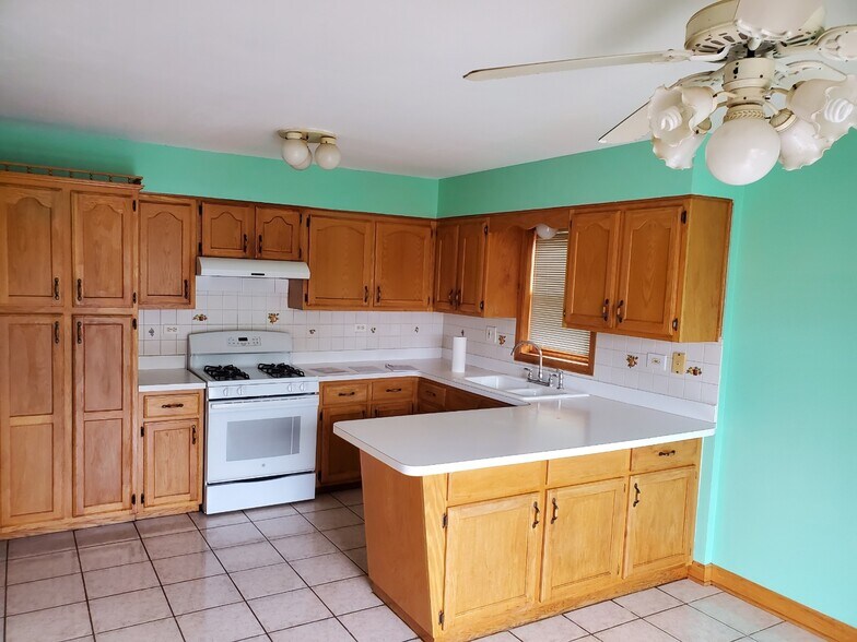 Kitchen - 6206 N Richmond St