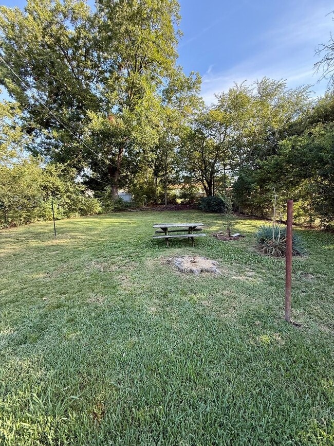 Building Photo - 3bed 1 bath $1,000 a month