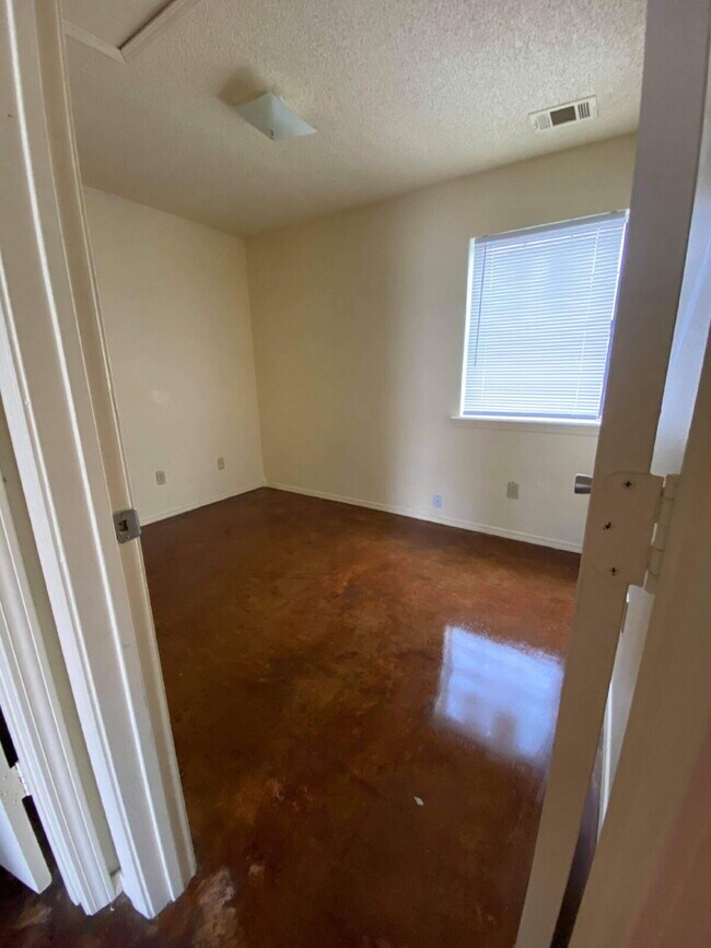 Building Photo - 687 Jill St