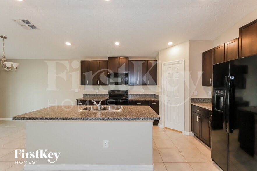 Building Photo - 10512 Strawberry Tetra Dr