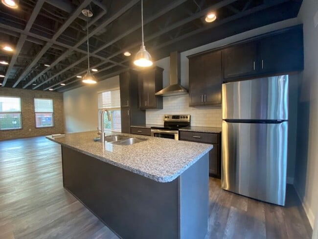 Building Photo - 2 Bed 2.5 Bath Townhome Available in Sprin...