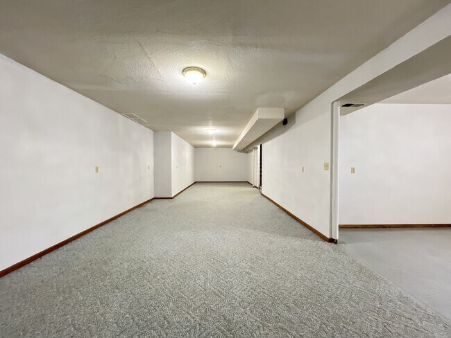 Building Photo - 3690 Keystone Dr