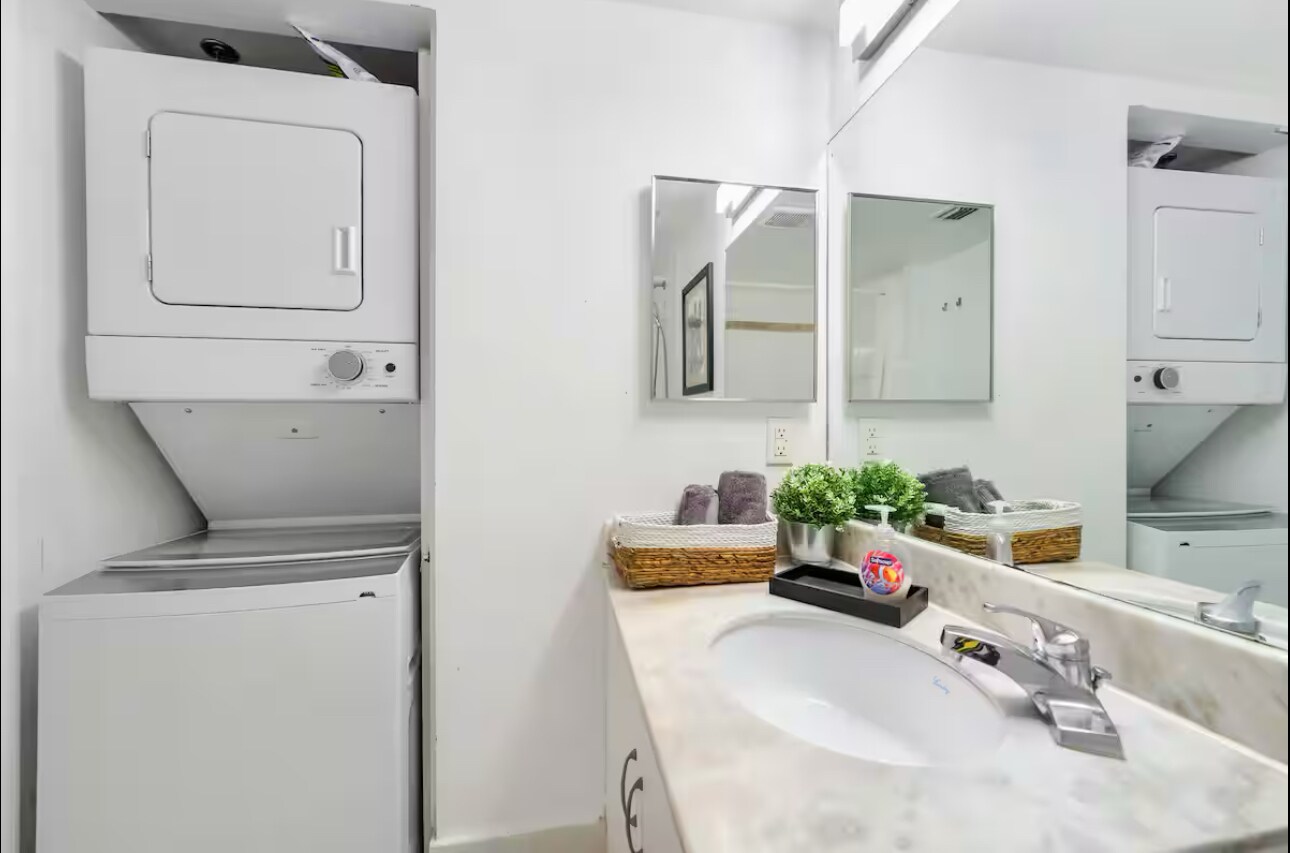 Building Photo - 1200 Brickell Bay Dr