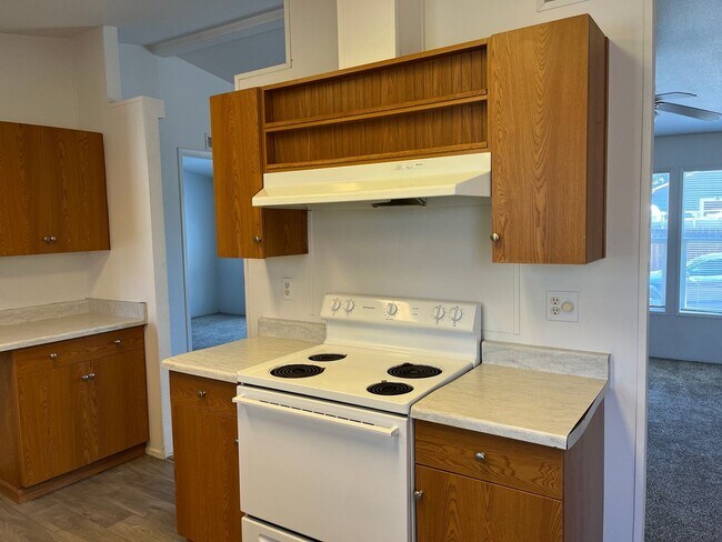 Building Photo - 639 SE Evergreen Ave