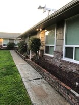 Building Photo - 1308 Willow Rd E