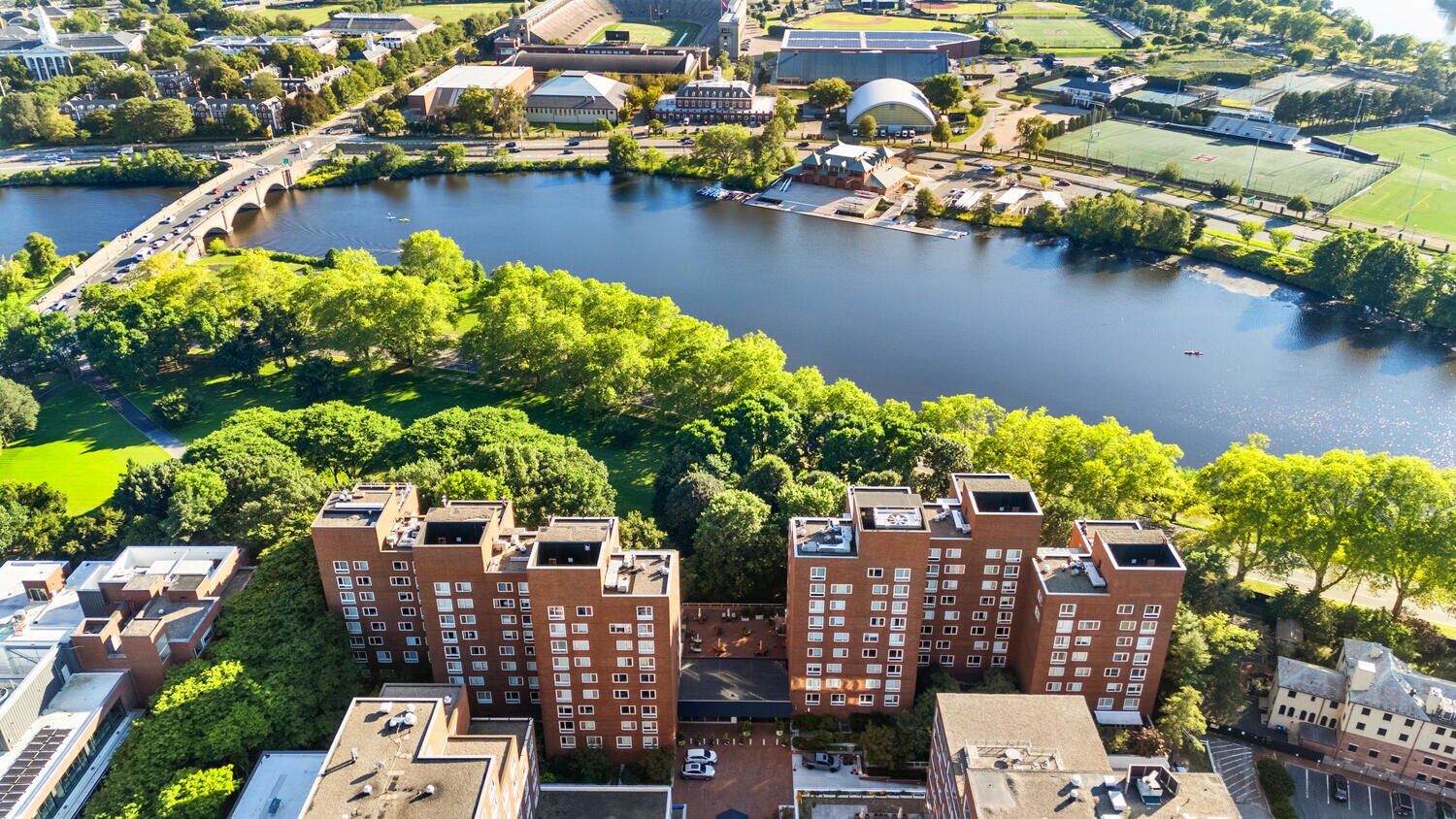 Building Photo - 975 Memorial Dr