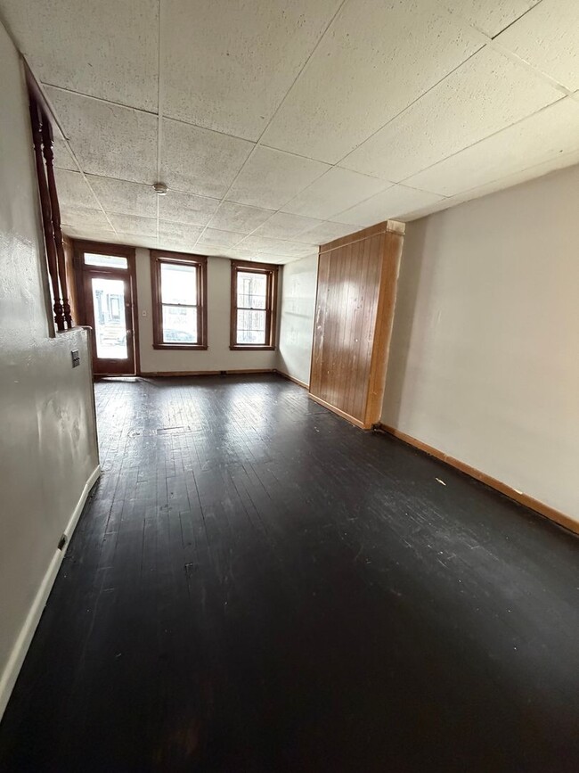 Building Photo - 5 Bedroom Pet Friendly House in Lancaster!