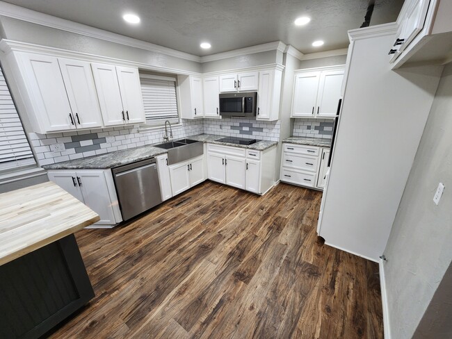 Building Photo - 204 S Morrison Dr