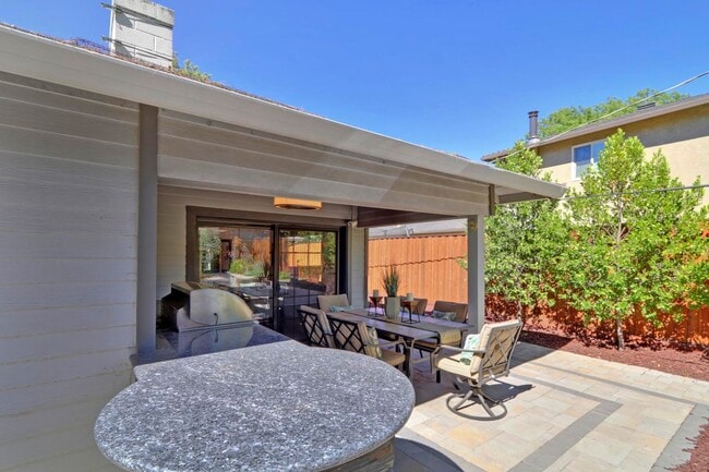 Building Photo - Stunning Central Davis Home